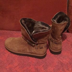 UGG boots ... chestnut color ... Size 9